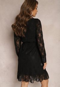 Renee - Czarna Rozkloszowana Sukienka Pokryta Koronką z Głębokim Dekoltem Halanna. Kolor: czarny. Materiał: koronka. Wzór: koronka. Typ sukienki: rozkloszowane #4
