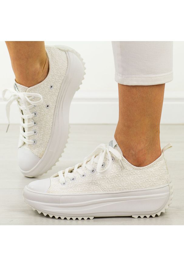 Białe sportowe buty damskie na platformie Lee Cooper 3465. Okazja: na co dzień. Kolor: biały. Materiał: tkanina. Szerokość cholewki: normalna. Wzór: haft. Sezon: wiosna, lato. Obcas: na platformie