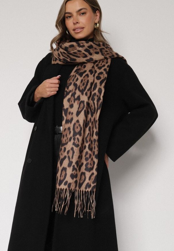 Born2be - Brązowy Panterkowy Szalik z Wiskozy Zakończony Frędzlami Ferinda. Okazja: na co dzień. Kolor: brązowy. Materiał: wiskoza. Styl: casual, klasyczny
