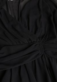 Renee - Czarna Siateczkowa Sukienka o Rozkloszowanym Kroju z Dekoltem w Serek Zennela. Okazja: na co dzień. Typ kołnierza: dekolt w serek. Kolor: czarny. Materiał: poliester, jeans. Typ sukienki: rozkloszowane. Styl: casual, elegancki #5