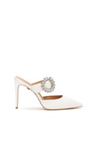 Kazar - Białe klapki z tkaniny zdobione klamrą z cyrkoniami. Okazja: na ślub cywilny, na wesele. Nosek buta: okrągły. Kolor: biały. Materiał: tkanina. Wzór: aplikacja. Obcas: na obcasie. Styl: klasyczny. Wysokość obcasa: średni #1