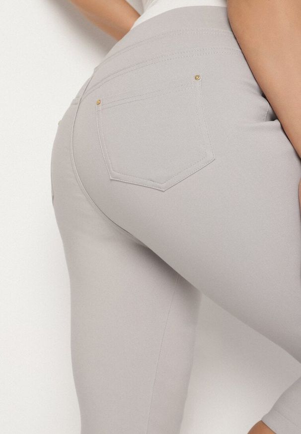 Born2be - Jasnoszare Spodnie z Bawełny o Kroju Capri Dolonisa. Okazja: na co dzień. Kolor: szary. Materiał: bawełna. Styl: casual, młodzieżowy, elegancki