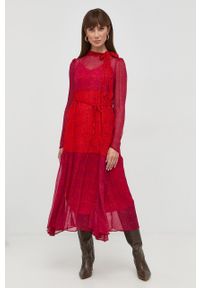 TwinSet - Twinset sukienka kolor czerwony maxi rozkloszowana. Typ kołnierza: kołnierzyk stójkowy. Kolor: czerwony. Materiał: tkanina. Długość rękawa: długi rękaw. Typ sukienki: rozkloszowane. Długość: maxi #1