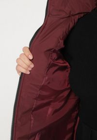 Born2be - Bordowa Klasyczna Kurtka z Pikowanymi Przeszyciami i Kapturem z Futerkiem Raffisa. Okazja: na co dzień. Kolekcja: plus size. Kolor: czerwony. Materiał: futro. Styl: klasyczny