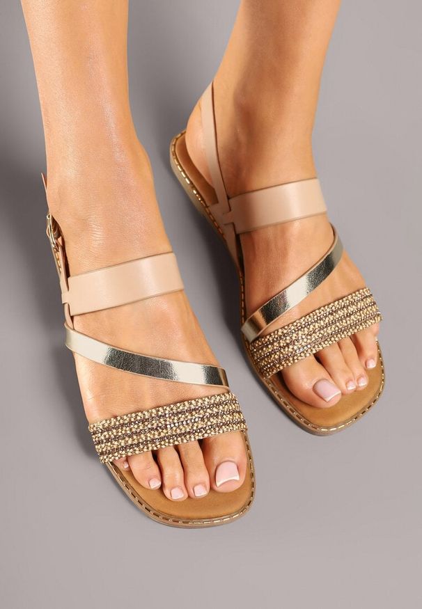 Born2be - Złote Sandały z Metalicznym Zdobieniem i Cyrkoniami Nuritula. Okazja: na co dzień. Nosek buta: otwarty. Zapięcie: pasek. Kolor: złoty. Wzór: aplikacja. Materiał: jeans. Sezon: lato. Obcas: na obcasie. Styl: elegancki, casual. Wysokość obcasa: niski