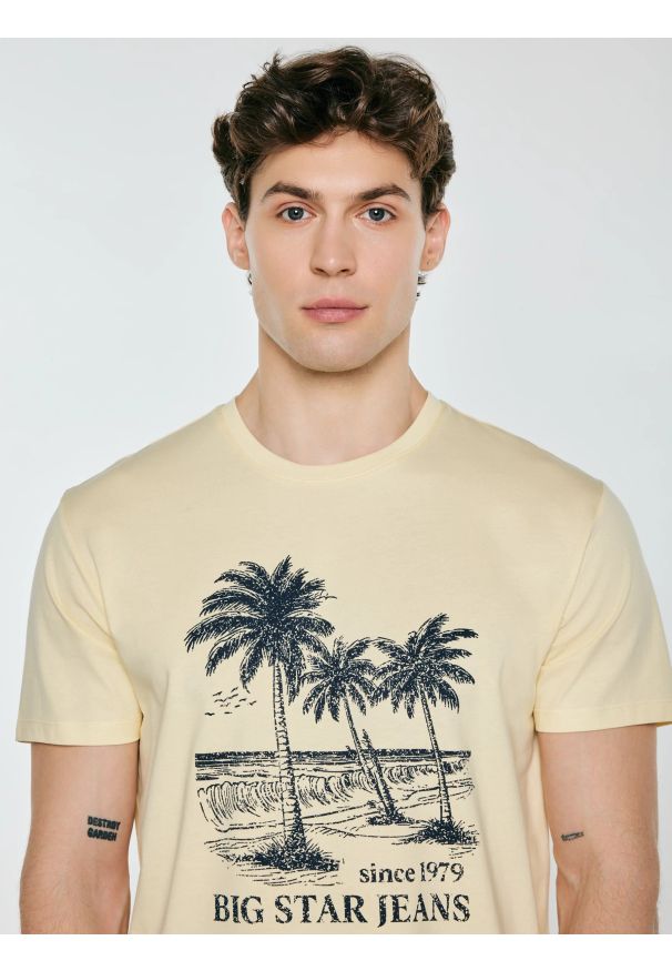 Big-Star - Koszulka męska z kontrastowym nadrukiem żółta Omer 200. Kolor: żółty. Materiał: bawełna, denim. Wzór: nadruk. Sezon: lato. Styl: klasyczny