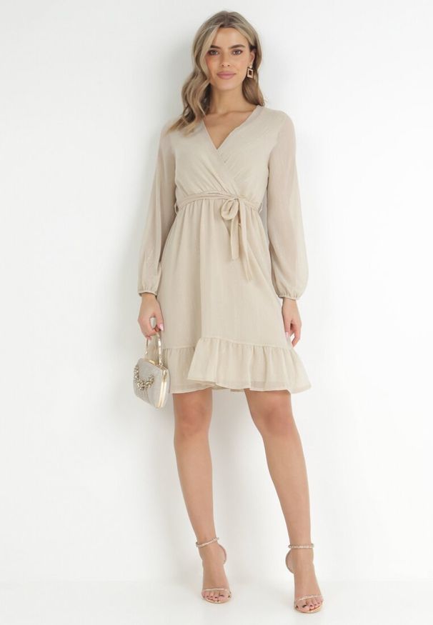 Born2be - Beżowa Sukienka Pronestra. Kolor: beżowy. Materiał: materiał, tkanina. Wzór: gładki. Typ sukienki: kopertowe. Styl: elegancki. Długość: mini