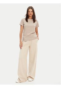 Guess T-Shirt V4YI09 J1314 Beżowy Regular Fit. Kolor: beżowy. Materiał: bawełna #5