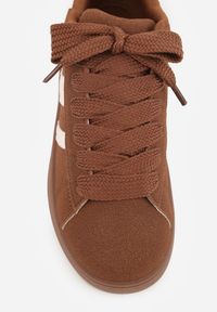 Born2be - Brązowo-Białe Sneakersy z Ozdobnymi Naszywkami z Boku Galdexis. Okazja: na spacer, na co dzień. Kolor: brązowy. Wzór: aplikacja. Sport: turystyka piesza #4