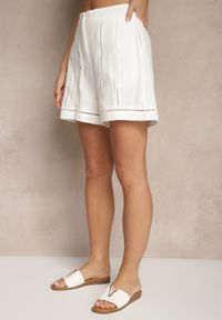 Renee - Białe Szorty z Bawełny High Waist Ozdobione Geometrycznym Wzorem Galessira. Okazja: na co dzień, na imprezę. Stan: podwyższony. Kolor: biały. Materiał: bawełna. Wzór: geometria, aplikacja. Sezon: lato. Styl: casual, elegancki