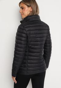 Born2be - Czarna Pikowana Kurtka z Kieszeniami Zapinanymi na Zamek Błyskawiczny Mivindra. Okazja: na co dzień. Kolor: czarny. Materiał: jeans. Styl: casual #2