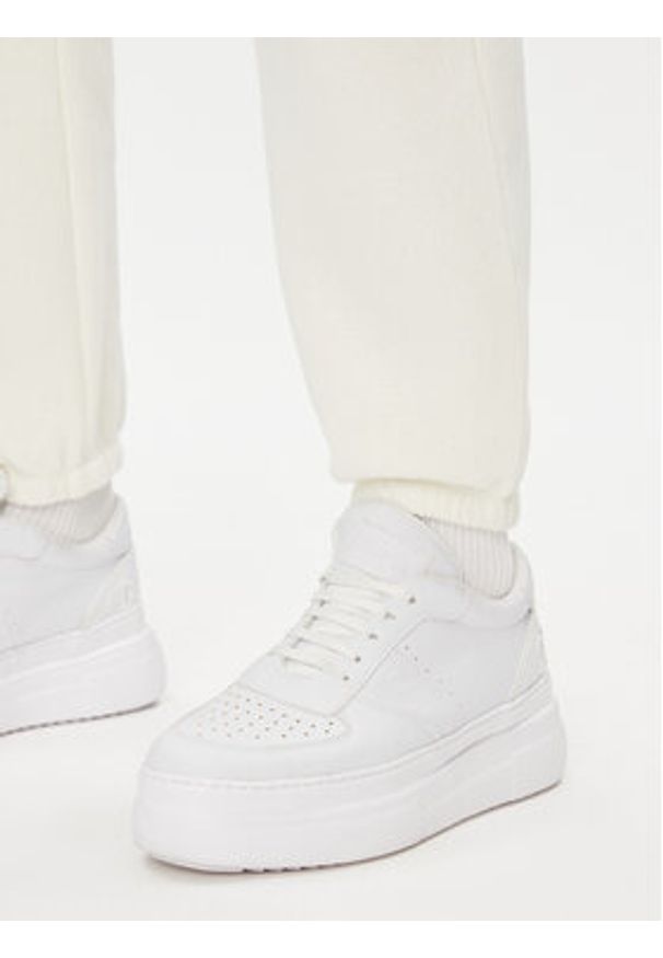 Vans Spodnie dresowe Comfycush Relaxed Sweatpant VN0A7ROXFS81 Écru Relaxed Fit. Materiał: bawełna