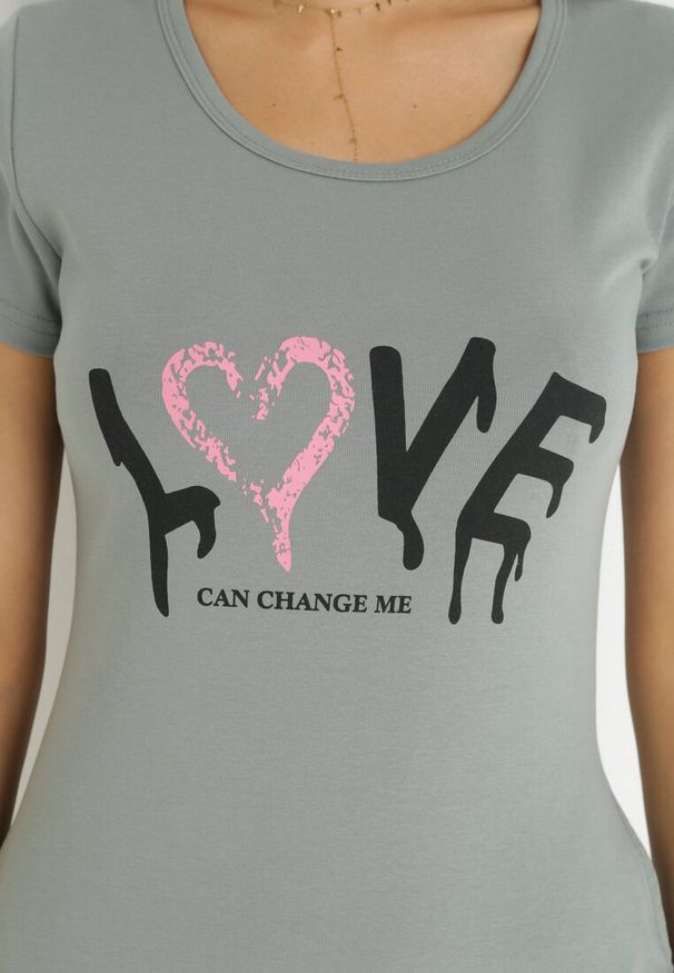 Born2be - Ciemnozielona Bawełniana Sukienka T-shirtowa z Napisem Avera. Kolor: zielony. Materiał: bawełna. Długość rękawa: krótki rękaw. Wzór: napisy
