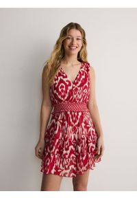 Reserved - Wzorzysta sukienka mini - czerwony. Kolor: czerwony. Materiał: tkanina, wiskoza. Długość: mini #1