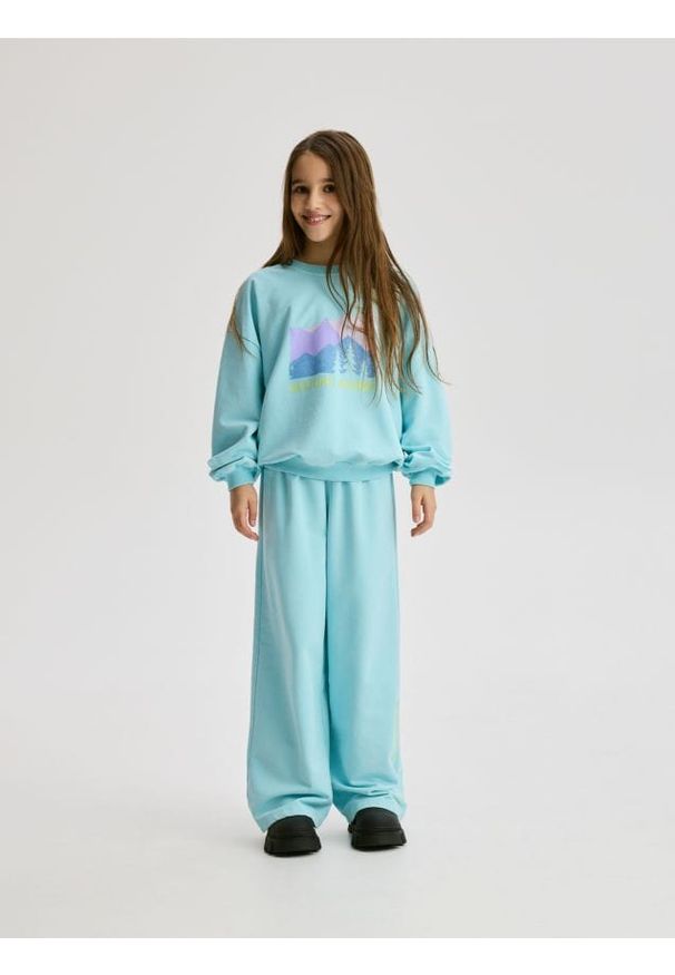 Reserved - Spodnie dresowe z nadrukiem - jasnoturkusowy. Kolor: turkusowy. Materiał: dresówka. Wzór: nadruk