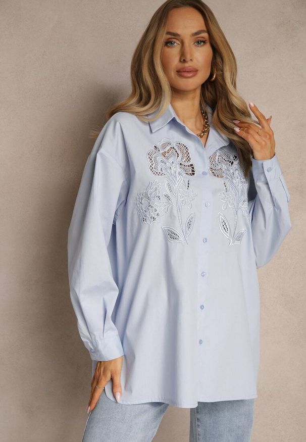 Renee - Jasnoniebieska Koszula Oversize z Bawełny z Ażurowymi Zdobieniami z Motywem Kwiatowym Voesia. Okazja: na co dzień. Kolor: niebieski. Materiał: bawełna. Długość rękawa: długi rękaw. Długość: długie. Wzór: kwiaty, ażurowy, aplikacja. Styl: elegancki, casual
