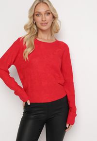 Born2be - Czerwony Sweter z Tłoczonym Wzorem w Ornamentalnym Stylu Mariot. Okazja: na co dzień. Kolor: czerwony. Styl: casual #1