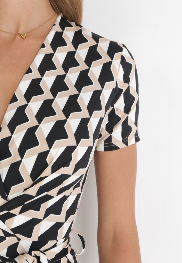 Born2be - Beżowy Długi Kombinezon Kopertowy Wiązany w Pasaie Braya. Kolor: beżowy. Materiał: materiał. Długość: długie. Wzór: geometria, aplikacja