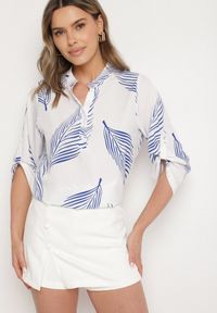 Born2be - Biało-Niebieska Koszula z Bawełną we Wzór Liści Lumavaie. Okazja: na co dzień. Kolor: niebieski. Materiał: bawełna. Styl: elegancki, casual
