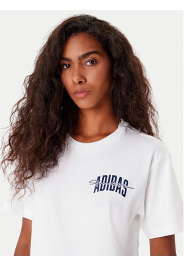 Adidas - adidas T-Shirt Collegiate Graphic JV8545 Biały Regular Fit. Kolor: biały. Materiał: bawełna