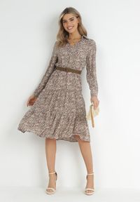 Born2be - Beżowo-Czarna Sukienka Ampissa. Typ kołnierza: kołnierz z falbankami. Kolor: beżowy. Wzór: aplikacja, kwiaty, nadruk. Styl: klasyczny. Długość: midi #3
