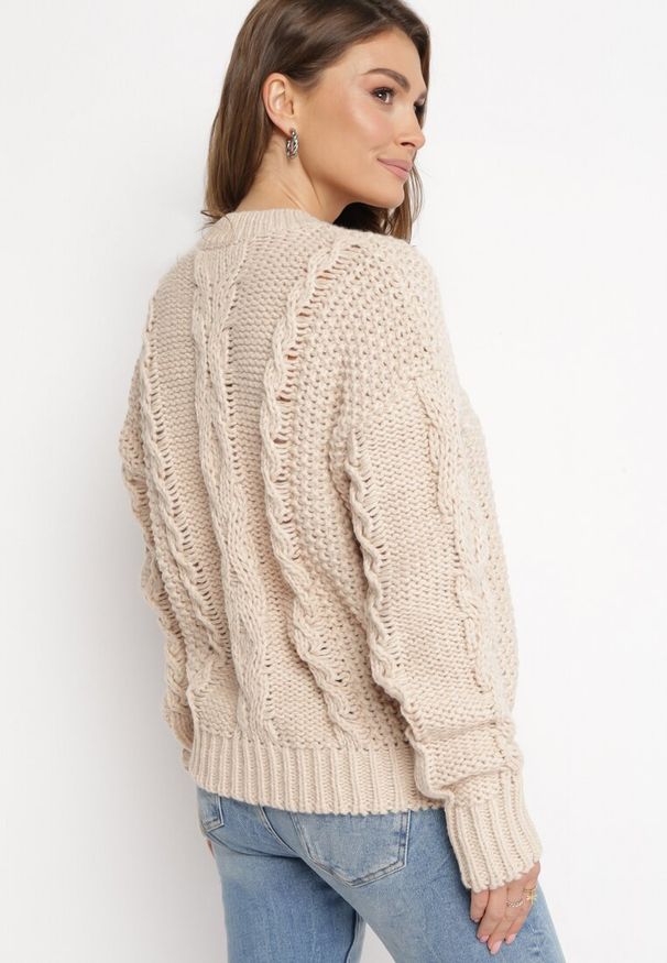 Born2be - Beżowy Sweter z Wełną i Bawełną Ozdobiony Grubym Splotem Numike. Kolor: beżowy. Materiał: wełna, bawełna. Wzór: aplikacja, ze splotem. Sezon: zima