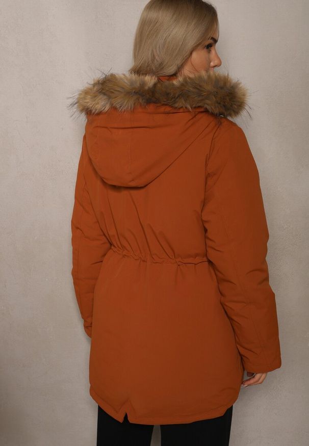 Renee - Brązowa Kurtka w Stylu Parka ze Ściągaczami w Talii i Odpinanym Kapturem z Futerkiem Fezirra. Okazja: na co dzień. Kolor: brązowy. Materiał: futro. Styl: sportowy, casual, elegancki