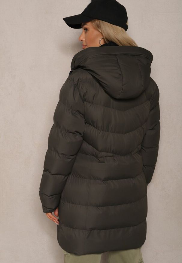 Renee - Ciemnozielona Kurtka Pikowana o Długim Kroju z Kapturem i Suwakiem Dwukierunkowym Naomira. Okazja: na co dzień. Typ kołnierza: kaptur. Kolor: zielony. Materiał: dzianina, jeans. Długość: długie. Sezon: zima. Styl: casual, elegancki