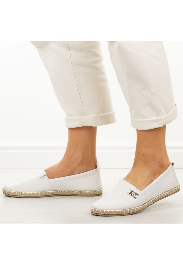 POTOCKI - Białe espadryle damskie, półbuty Potocki 16374. Okazja: na co dzień. Nosek buta: okrągły. Kolor: biały. Szerokość cholewki: normalna. Wzór: aplikacja. Materiał: skóra. Sezon: wiosna, lato, jesień. Obcas: na płaskiej podeszwie. Styl: wakacyjny, casual, klasyczny, elegancki
