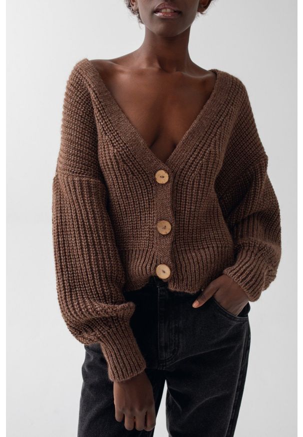 Marsala - Sweter z guzikami/kardigan w kolorze BRĄZOWYM Z EFEKTEM MELANŻU - MONACO BROWN MELANGE. Kolor: brązowy. Materiał: wełna, jeans, akryl. Wzór: melanż. Styl: elegancki