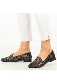 Czarne skórzane ażurowe półbuty damskie Filippo Dp7710/26. Okazja: na co dzień. Nosek buta: okrągły. Kolor: czarny. Szerokość cholewki: normalna. Wzór: ażurowy. Materiał: skóra. Sezon: wiosna, lato. Obcas: na płaskiej podeszwie. Styl: elegancki, klasyczny, casual #1