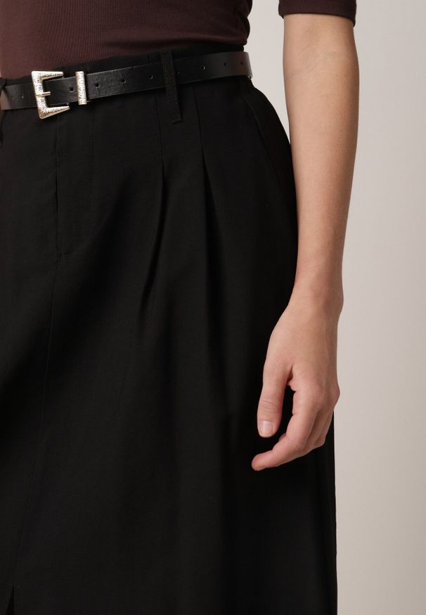 Born2be - Czarna Wiskozowa Spódnica o Rozkloszowanym Kroju z Rozcięciem i Paskiem Jaelia. Okazja: do pracy, na co dzień, na spotkanie biznesowe. Kolor: czarny. Materiał: wiskoza. Wzór: gładki. Styl: biznesowy, klasyczny, casual