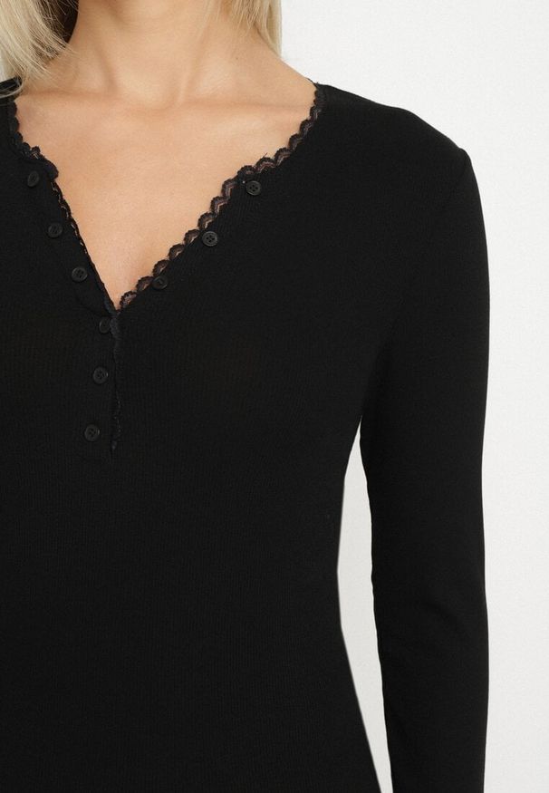 Born2be - Czarna Bluzka z Wiskozą Ozdobiona Koronką i Guzikami Midvira. Okazja: na co dzień. Kolor: czarny. Materiał: wiskoza, koronka. Długość rękawa: długi rękaw. Długość: długie. Wzór: aplikacja, koronka. Styl: casual