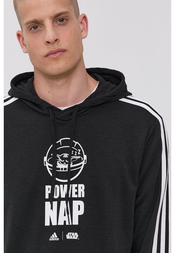 Adidas - adidas Bluza męska kolor czarny z kapturem z nadrukiem. Okazja: na co dzień. Typ kołnierza: kaptur. Kolor: czarny. Materiał: materiał, włókno, dzianina. Wzór: nadruk, motyw z bajki. Styl: casual