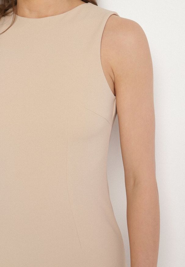 Born2be - Jasnobeżowa Ołówkowa Sukienka Bez Rękawów z Wiskozą Nelazira. Okazja: na co dzień. Kolor: beżowy. Materiał: wiskoza. Długość rękawa: bez rękawów. Typ sukienki: ołówkowe. Styl: casual, klasyczny, elegancki