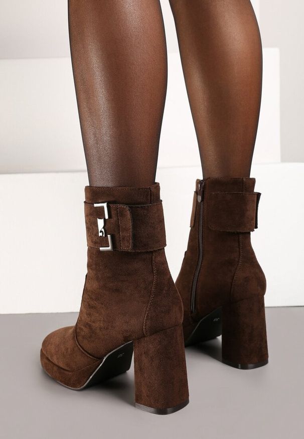 Born2be - Brązowe Botki na Obcasie z Ozdobnym Paskiem i Aplikacją Lemilie. Okazja: na co dzień. Zapięcie: pasek. Kolor: brązowy. Materiał: jeans, skóra. Wzór: aplikacja. Obcas: na obcasie. Styl: elegancki, klasyczny, rockowy, wizytowy, casual. Wysokość obcasa: średni