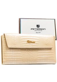 Poziomy portfel damski ze skóry ekologicznej w beżowym kolorze z tłoczeniem na wzór skóry krokodyla - Peterson. Kolor: beżowy. Materiał: skóra ekologiczna. Wzór: aplikacja #1