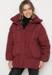 Born2be - Bordowa Pikowana Kurtka o Kroju Oversize z Kapturem Galandia. Okazja: na spacer, na co dzień. Typ kołnierza: kaptur. Kolor: czerwony. Materiał: jeans, poliester. Styl: casual, elegancki #1