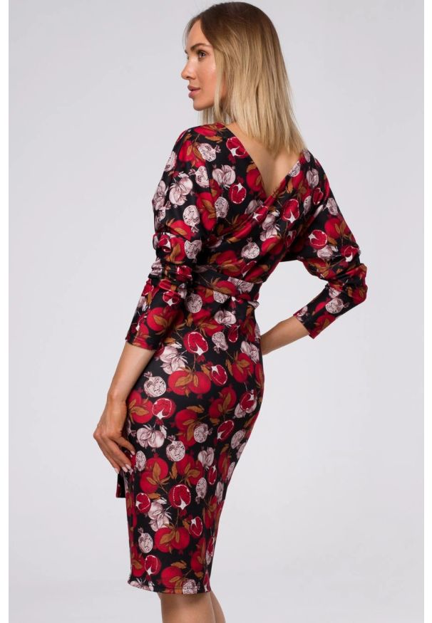 Sukienki.shop - Dopasowana sukienka dzianinowa z kopertową górą i nadrukiem. Okazja: na spotkanie biznesowe. Typ kołnierza: dekolt kopertowy. Materiał: dzianina. Długość rękawa: długi rękaw. Wzór: nadruk. Typ sukienki: ołówkowe, kopertowe. Styl: klasyczny, biznesowy, elegancki. Długość: midi