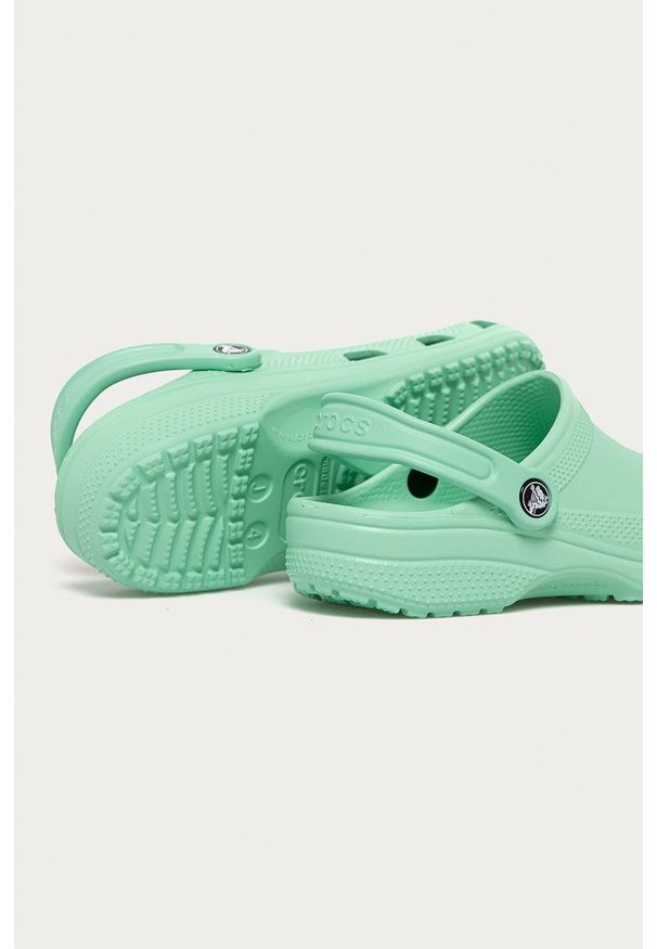 Crocs Klapki dziecięce kolor zielony. Nosek buta: okrągły. Kolor: zielony. Materiał: materiał. Wzór: gładki. Obcas: na obcasie. Wysokość obcasa: niski
