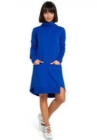 Be Active - Trapezowa sukienka dresowa z golfem i długim rękawem niebieskim. Typ kołnierza: golf. Kolor: niebieski. Materiał: dresówka. Długość rękawa: długi rękaw. Typ sukienki: trapezowe. Długość: midi