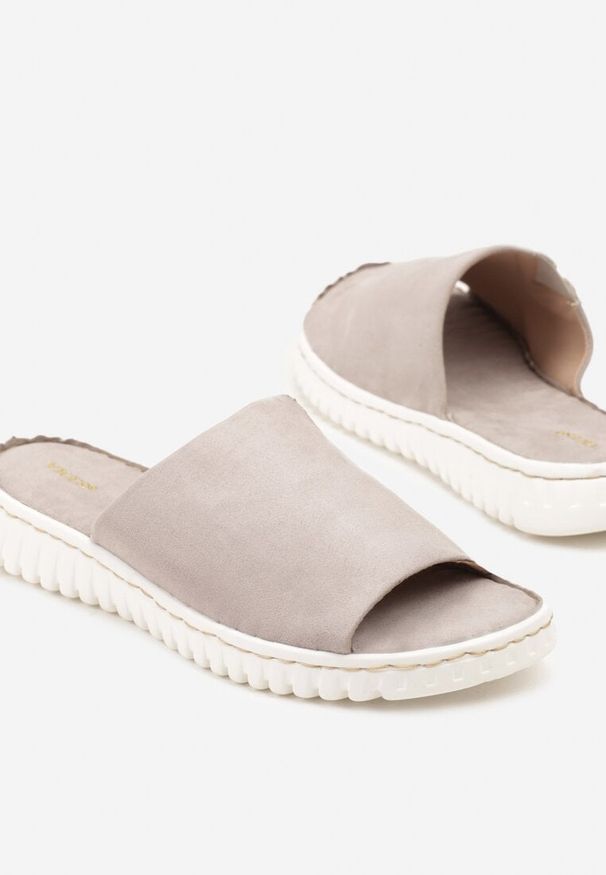 Born2be - Szare Klapki Vices z Imitacji Zamszu na Tłoczonej Podeszwie Norovia. Okazja: na spacer, na co dzień. Kolor: szary. Materiał: zamsz. Sezon: lato, wiosna. Obcas: na płaskiej podeszwie. Styl: elegancki, casual, sportowy, boho