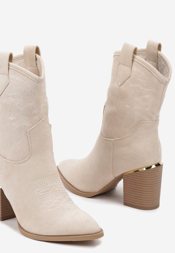 Born2be - Beżowe Botki Kowbojki na Obcasie Ozdobione Haftem Mevael. Okazja: na co dzień, do pracy. Kolor: beżowy. Materiał: jeans. Wzór: aplikacja, haft. Obcas: na obcasie. Styl: casual, boho, elegancki, klasyczny. Wysokość obcasa: średni
