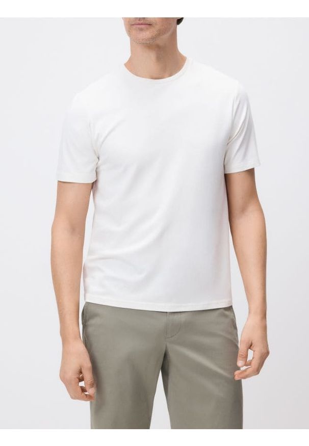 Reserved - T-shirt regular z włóknem bambusowym - złamana biel. Materiał: włókno