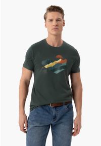 Volcano - T-shirt z motywem górskim T-MON. Okazja: na co dzień. Materiał: bawełna, jeans, materiał, dresówka. Długość rękawa: krótki rękaw. Długość: krótkie. Wzór: nadruk, kolorowy. Styl: casual, klasyczny #1