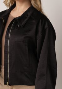 Born2be - Czarna Kurtka Typu Bomberka Ozdobiona Kołnierzykiem Tellavan. Okazja: na co dzień. Kolor: czarny. Materiał: poliester, jeans. Wzór: aplikacja. Styl: casual #4