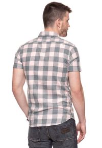 Wrangler - KOSZULA MĘSKA KRÓTKI RĘKAW WRANGLER SS 1PKT SHIRT ROSE SHADOW W5881OYS8 112129603. Materiał: bawełna. Długość rękawa: krótki rękaw. Długość: krótkie #4