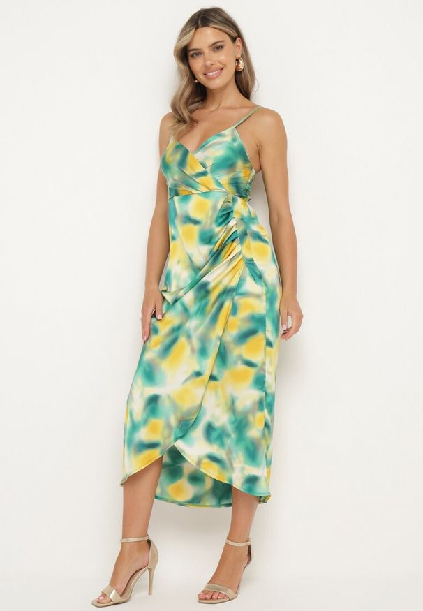 Born2be - Zielono-Żółta Sukienka Satynowa na Ramiączkach z Kopertowym Dekoltem i Ozdobnymi Marszczeniami Vikani. Okazja: na imprezę. Kolor: zielony. Materiał: satyna. Długość rękawa: na ramiączkach. Typ sukienki: kopertowe. Styl: elegancki