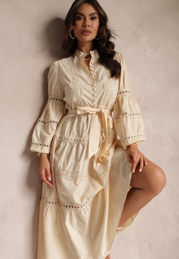 Renee - Beżowa Sukienka Midi z Guzikami i Koronkami Feralo. Kolor: beżowy. Materiał: koronka. Wzór: koronka. Długość: midi