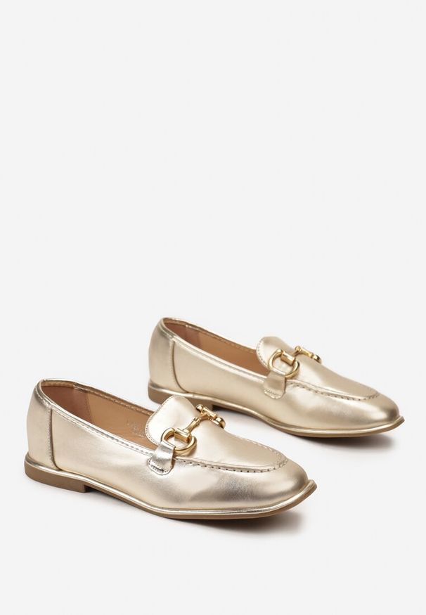 Renee - Złote Płaskie Mokasyny z Elegancką Klamerką Mustia. Kolor: złoty. Styl: elegancki
